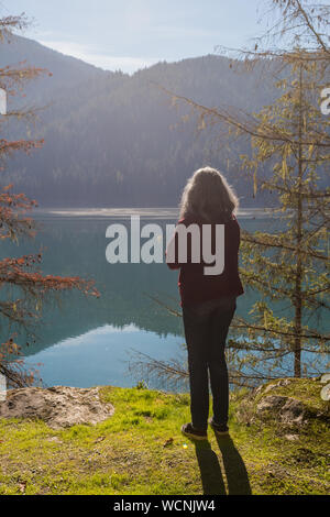 Eine Frau betrachtet die Landschaft von Baker Lake in Norh Kaskaden Stockfoto