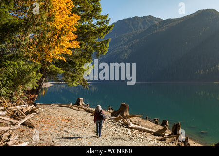 Eine Frau Spaziergänge entlang der Ufer des Baker See in North Cascades Stockfoto