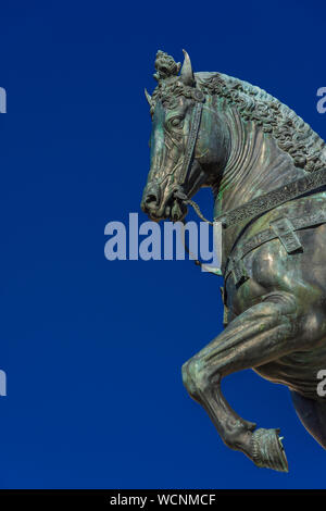 Krieg-Pferd von Bartolomeo Colleoni Reiterdenkmal in Venedig, gegossen von Renaissance-Künstler Verrocchio im 15. Jahrhundert (mit textfreiraum) Stockfoto