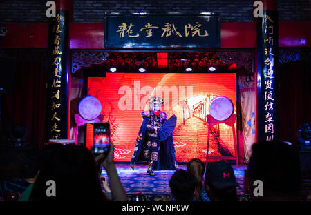 Chengdu, China - Juli 26, 2019: Gesicht - Ändern von Sichuan Chinesische Oper Theater Stunt Show auf der Bühne in Chengdu, China Stockfoto