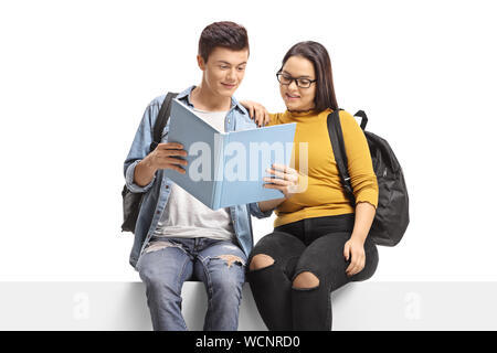 Studenten auf einem Panel mit einem Buch auf weißem Hintergrund sitzt Stockfoto