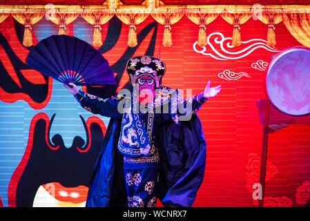 Chengdu, China - Juli 26, 2019: Gesicht - Szechuan Chinesisch Opera Theatre Stunt Show auf der Bühne in Chengdu, China Stockfoto