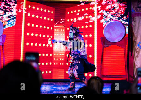 Chengdu, China - Juli 26, 2019: Gesicht - Szechuan Chinesisch Opera Theatre Stunt Show auf der Bühne in Chengdu, China Stockfoto