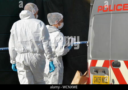 Maidstone, Kent, Großbritannien. Polizei Absperren der Innenstadt auf einem Sonntag Morgen während der forensischen Teams der Schauplatz von mehreren Messerstechereien über Nacht zu untersuchen. Stockfoto