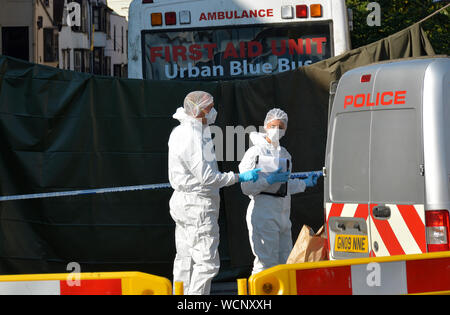 Maidstone, Kent, Großbritannien. Polizei Absperren der Innenstadt auf einem Sonntag Morgen während der forensischen Teams der Schauplatz von mehreren Messerstechereien über Nacht zu untersuchen. Stockfoto