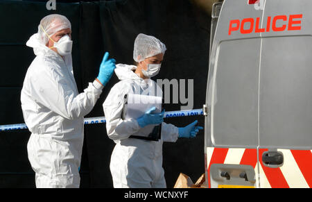 Maidstone, Kent, Großbritannien. Polizei Absperren der Innenstadt auf einem Sonntag Morgen während der forensischen Teams der Schauplatz von mehreren Messerstechereien über Nacht zu untersuchen. Stockfoto