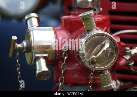 Alte restaurierte Hydrant mit Messing Teile Stockfoto