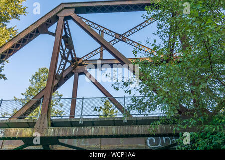 Ein Blick auf einen Abschnitt einer alten Brücke über dem Cedar River in Maple Valley, Washington. Stockfoto