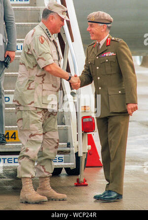 Us-General Norman Schwarzkopf ist der britische General Sir Peter de la Billière am Londoner Flughafen Heathrow im Juli 1991 begrüßt. Stockfoto