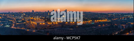 Ein Panorama Bild von Jerusalems Altstadt bei Sonnenuntergang. Stockfoto