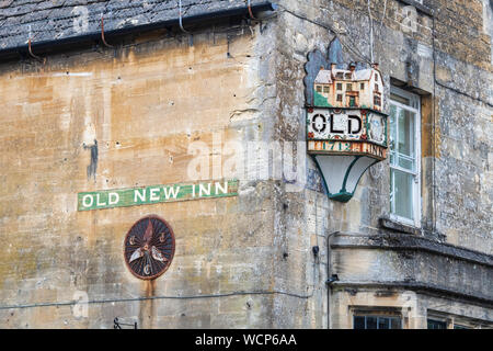 Die alte neue Inn am frühen Morgen im Herbst. Bourton auf dem Wasser, Cotswolds, Gloucestershire, England Stockfoto