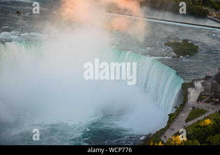 Antenne Panoramablick auf den berühmten Niagara Falls in Ontario, Kanada bei Sonnenuntergang Stockfoto