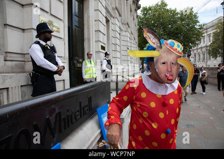 Anti Brexit Demonstrant verkleidet als Clown Version von Premierminister Boris Johnson außerhalb des Cabinet Office in Westminster, wie es ist bekannt, dass Boris Johnson seine Anfrage an das Parlament von der Königin am 28. August 2019 in London, England, Vereinigten Königreich genehmigt auszusetzen gehabt hat. Die Ankündigung einer Aussetzung des Parlaments für etwa fünf Wochen vor der Brexit hat wütend bleiben Unterstützer, die vorschlagen, dies ist ein Finsterer Plan die Debatte über eine mögliche Kein Abkommen zu stoppen. Stockfoto