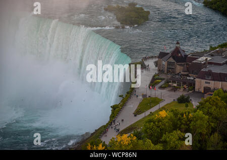 Antenne Panoramablick auf den berühmten Niagara Falls in Ontario, Kanada bei Sonnenuntergang Stockfoto