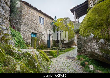 Alte Straße im Dorf Monsanto, Portugal Stockfoto