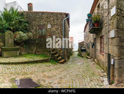 Alte Straße im Dorf Monsanto, Portugal Stockfoto