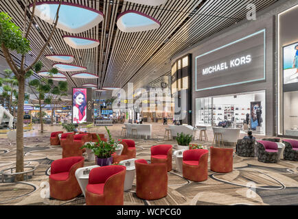 Geschäfte in der Abflughalle am Flughafen Changi, Singapur Stockfoto