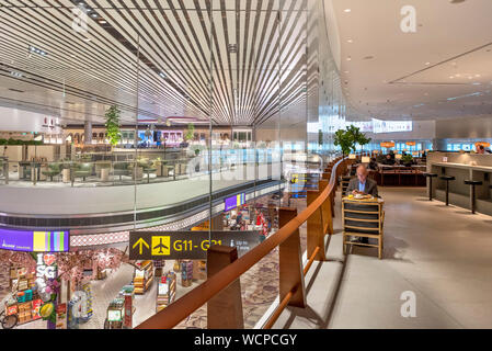 Geschäfte in der Abflughalle gesehen von der Terrasse der Cathay Pacific Business Lounge, Changi Airport, Singapur Stockfoto