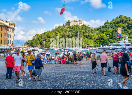 Portofino, Italien - 15 August, 2019: Viele Touristen wandern und genießen Fischerdorf mit niedlichen bunten Häusern an der Italienischen Riviera Küste Stockfoto