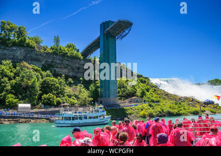 Touristen und Besucher erleben Sie die natürlichen Wunder, das Niagara Falls auf eine neue Art und Weise, in der Nähe und vom Wasser auf einem Kreuzfahrtschiff in Niagara Falls Stockfoto