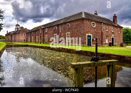 Die Beförderung Haus, Stall und Mühle Teich an Dunham Massey. Stockfoto