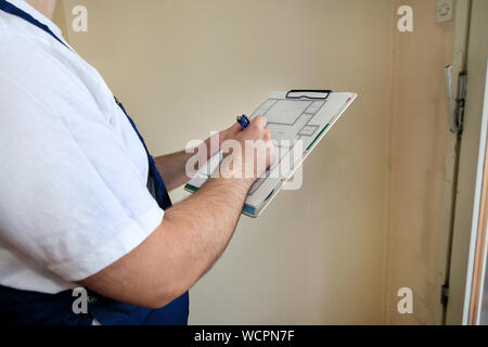Ingenieur, Unternehmer oder Manager mit Dokumenten Konstruktion ist Kontrolle der Baustelle. Supervisor im Zimmer der Wohnung einer Blaupause. Stockfoto