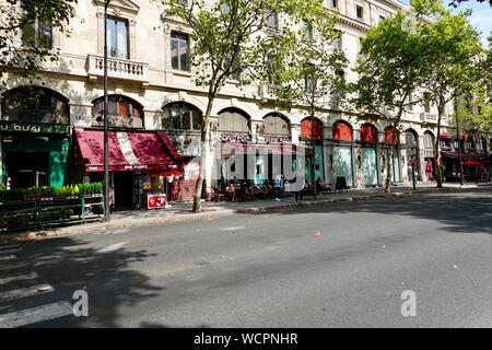 Menschen außerhalb der Brasserie du Quai während eine sehr ruhige Zeit im Sommer, wenn Viele Bewohner sind gerade im Urlaub, Paris, Frankreich Stockfoto