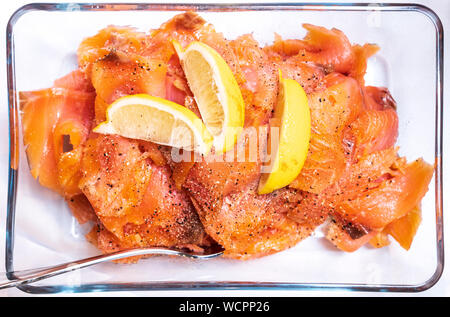 Lachs oder Forelle Scheiben serviert mit Zitrone Stockfoto