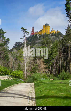 Blick auf den Pena Schloss aus den Berg hinunter in Sintra, Portugal Stockfoto