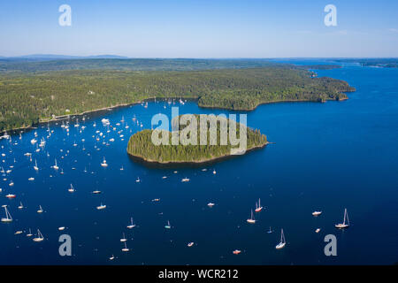 Nahaufnahme von der herzförmigen Harbor Island und dem Sommertiefwasserplatz in Buck's Harbor, South Brooksville, Maine, USA. Stockfoto