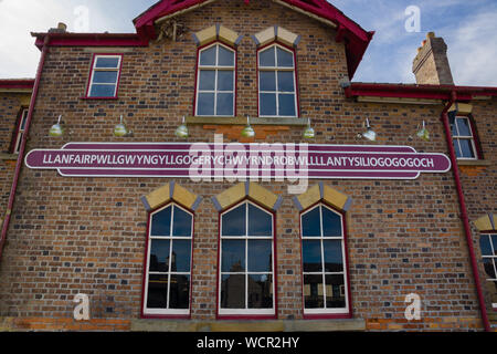 Llanfairpwllgwyngyllgogerychwyrndrobwllllantysiliogogogoch Bahnhof als einer der zweiten längsten Ortsnamen in der Welt aufgeführt Stockfoto
