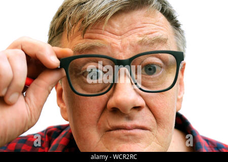 Wow! Omg! Portrait von schockiert, überrascht, älterer Mann, die Kamera starrt - gemustert mit Gesichtsausdruck. Selektive konzentrieren. Stockfoto