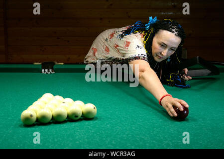 Ältere Frau brechen die in Triangle Billardkugeln, auf Billard und Russisches Billard zu starten. Selektive konzentrieren. Close-up. Stockfoto