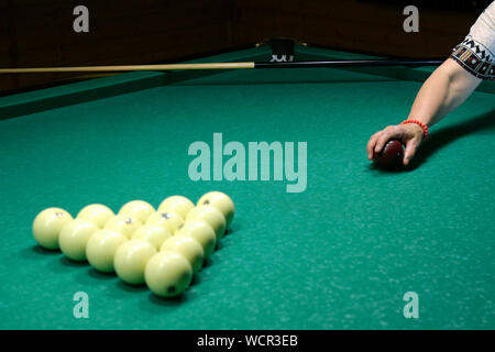 Frau brechen die in Triangle Billardkugeln, auf Billard und Russisches Billard zu starten. Selektiver Fokus. Close-up. Stockfoto