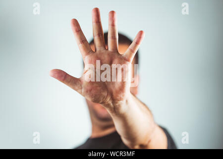 Mann, Hände und Palm Linien - Junge Mann, stop Geste mit seiner Hand-Konzept der Stop, Stärke Stockfoto
