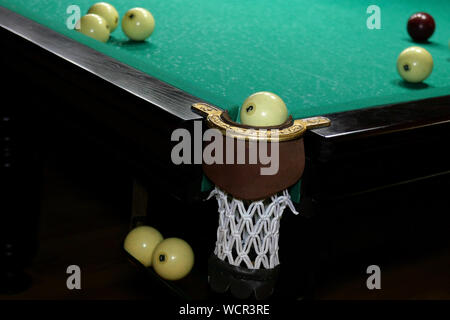 Pool Spiel. Billard Kugeln bewegen sich auf dem Billardtisch. Russisches Billard. Selektive konzentrieren. Close-up. Stockfoto