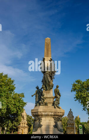 Eine Bronze ALLEGORISCHE winged Abbildung mit Taschenlampe (Fame), und ein putto als Symbol für die Wissenschaft ist auf der Rückseite der Obelisk von Rius Y Taulet platziert. Stockfoto