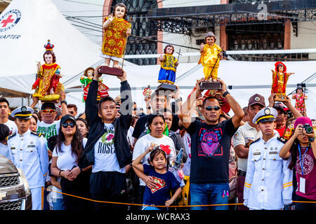 Die FLUVIALE Prozession, Dinagyang Festival, Iloilo City, Panay Island, Philippinen. Stockfoto