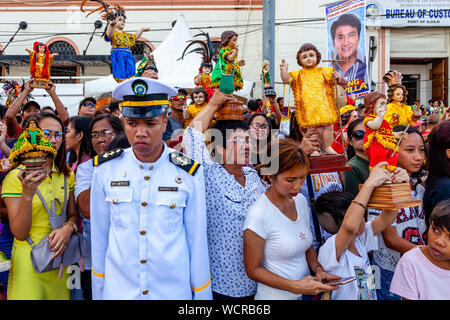 Die FLUVIALE Prozession, Dinagyang Festival, Iloilo City, Panay Island, Philippinen. Stockfoto