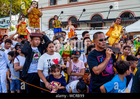 Die FLUVIALE Prozession, Dinagyang Festival, Iloilo City, Panay Island, Philippinen. Stockfoto