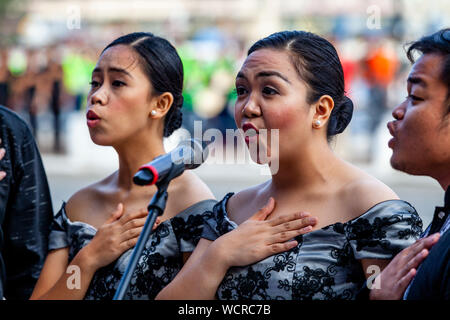 Jungen Filipinos singen die Nationalhymne während der Dinagyang Festival, Iloilo City, Panay Island, Philippinen. Stockfoto