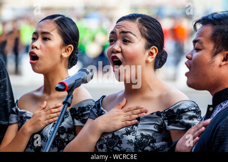 Jungen Filipinos singen die Nationalhymne während der Dinagyang Festival, Iloilo City, Panay Island, Philippinen. Stockfoto