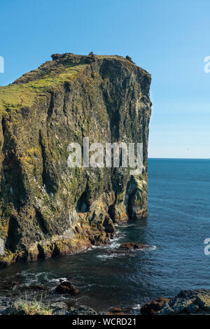 Felsformation in Wasser bei Valahnukamol, Reykjanes, Island auf sonnigen Sommertag Stockfoto