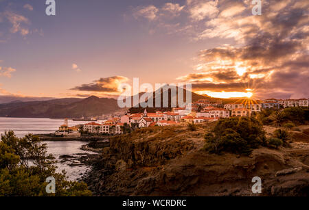 Blick auf Dorf mit Küste bei Sonnenuntergang mit Sun Star bei Madeira Stockfoto