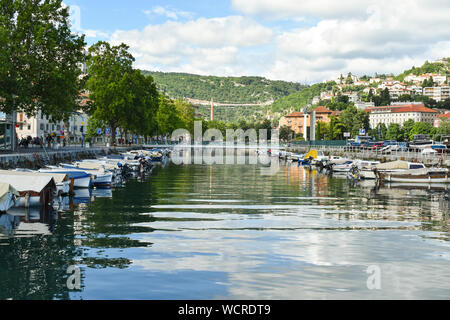 Toten Kanal in Rijeka, Kroatien. Delta der Fluss Rjecina. Boote im Wasser, Brücke über den Kanal. Stockfoto