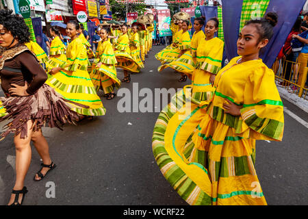 Die Menschen nehmen an einem bunten Straße Prozession während der Dinagyang Festival, Iloilo, Panay Island, Philippinen Stockfoto