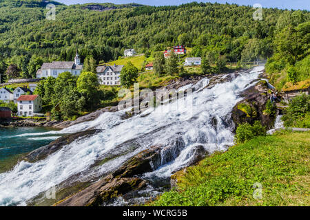 Panorama des kleinen Dorfes Hellesylt mit Hellesyltfossen Wasserfall entlang der Geiranger Fjord in Mehr og Romsdal County in Norwegen Stockfoto