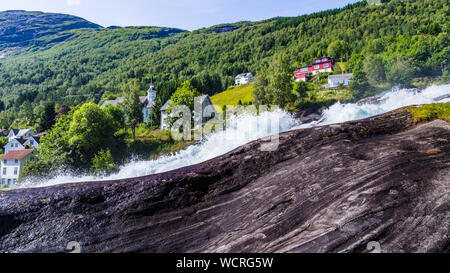 Panorama des kleinen Dorfes Hellesylt mit Hellesyltfossen Wasserfall entlang der Geiranger Fjord in Mehr og Romsdal County in Norwegen Stockfoto