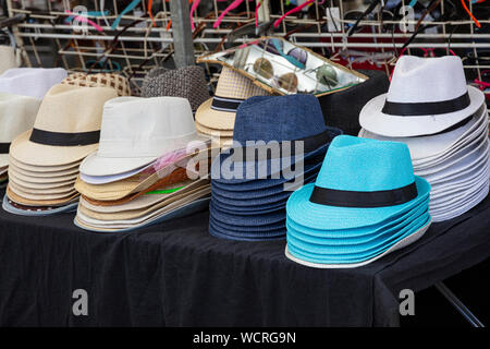 Sammlung von verschiedenen Farben Sommer Hüte am offenen Markt retail Display Stockfoto