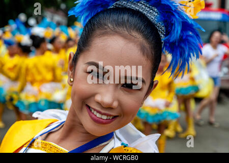 Filipino Sekundärschoolgirls konkurrieren in der Tambor Trumpa Martsa Musika (Drum & Bugle) Contest, Dinagyang Festival, Iloilo City, die Phi; ippines. Stockfoto